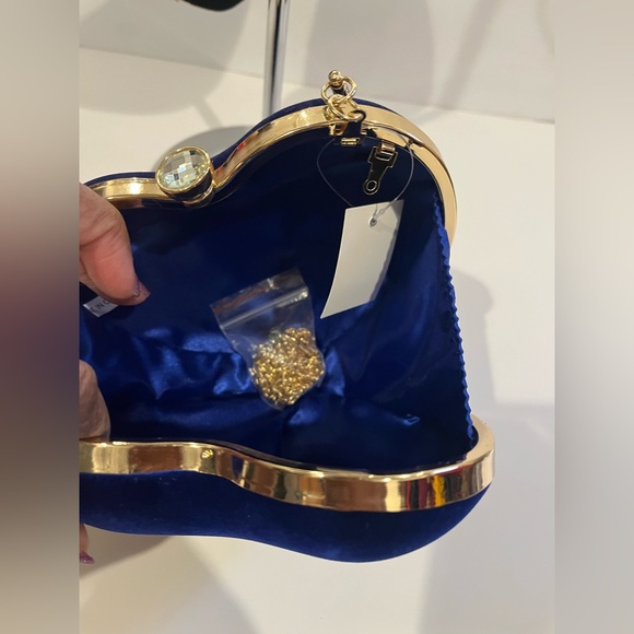 Heart Shaped Mini Clutch Purse W/ Long Crossbody Chain Strap - Picture 9 of 12